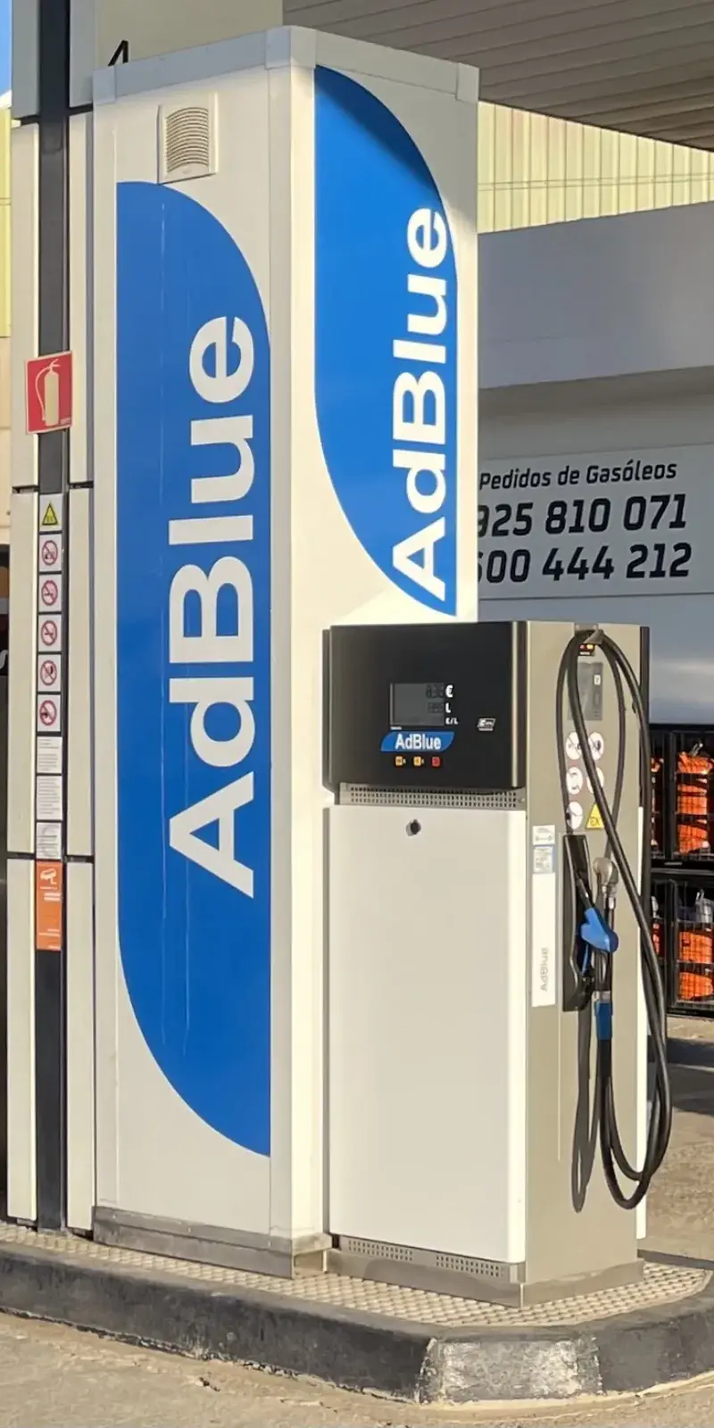 Surtidor de AdBlue ISOTANK instalado en estación de servicio — depósito de acero inoxidable con dispensador de alta capacidad y marca AdBlue