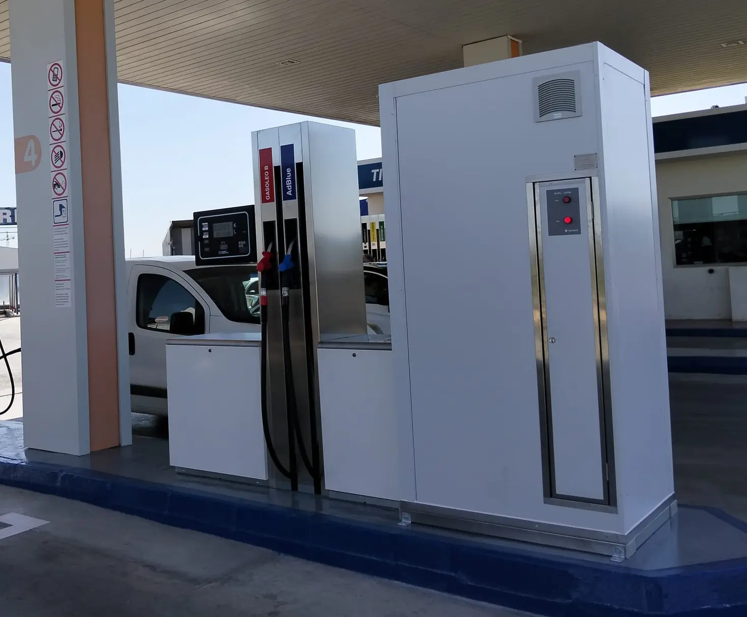 Depósito de AdBlue para estación de servicio ISOTANK — surtidor de AdBlue instalado en gasolinera con dispensador de acero inoxidable