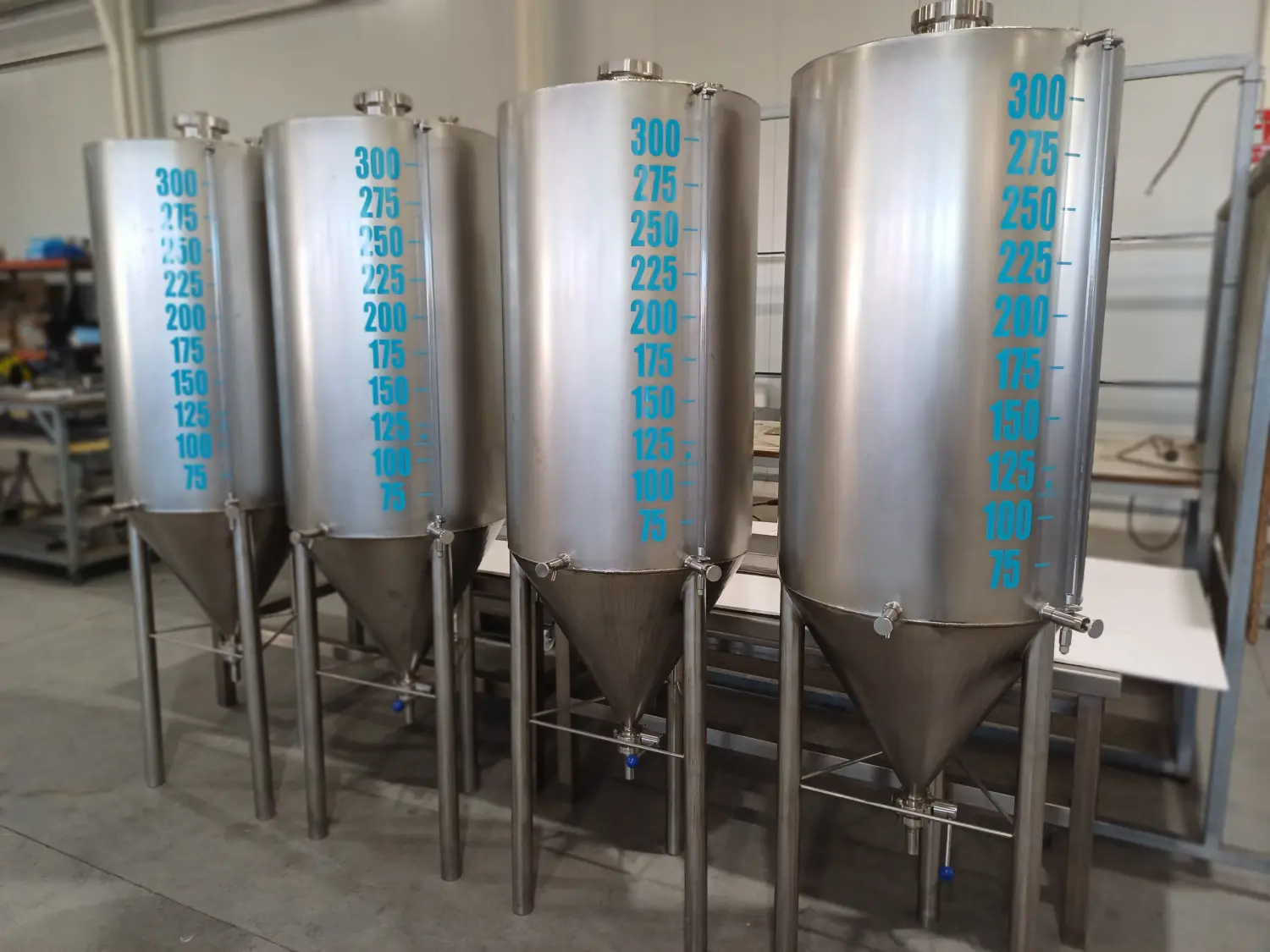Depósitos cónicos de acero inoxidable ISOTANK para aceite de oliva — instalación de múltiples tanques en cooperativa