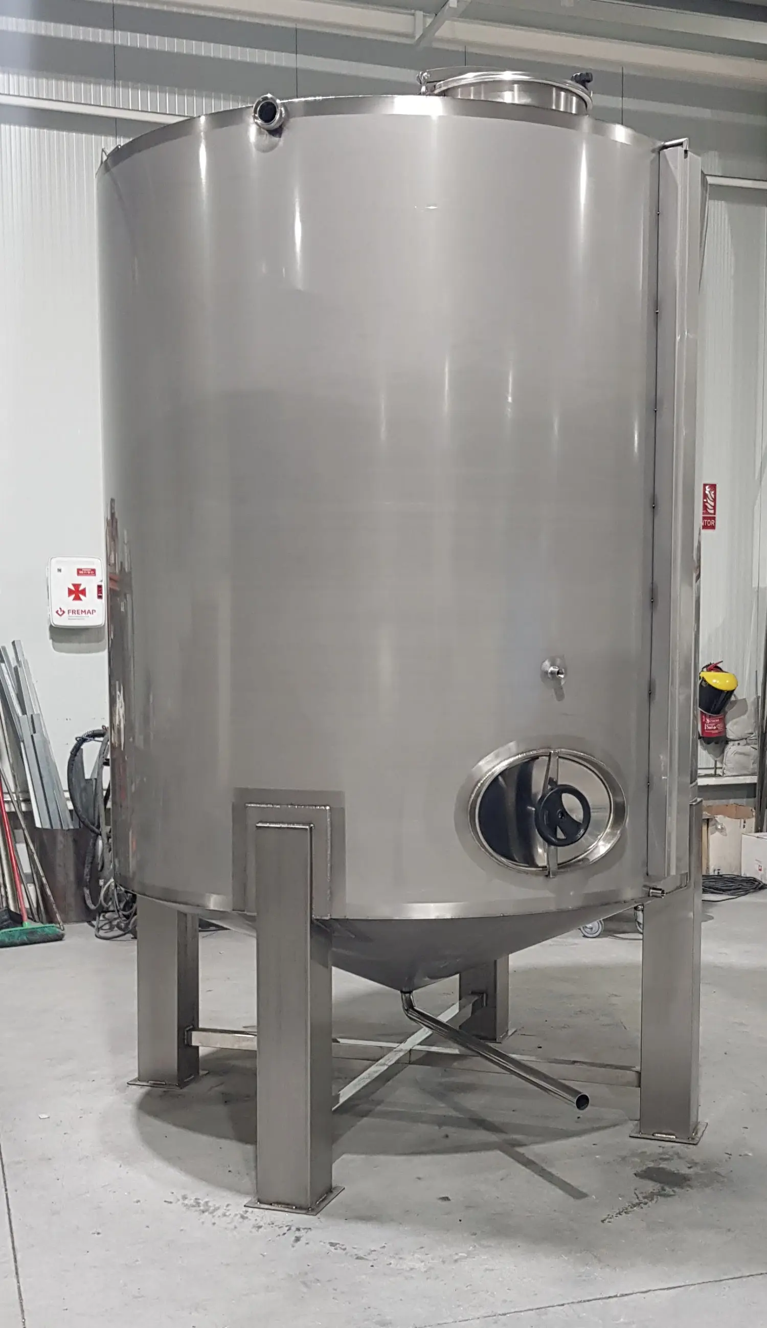 Instalación de depósitos de acero inoxidable ISOTANK en almazara — tanques industriales para almacenamiento de aceite de oliva