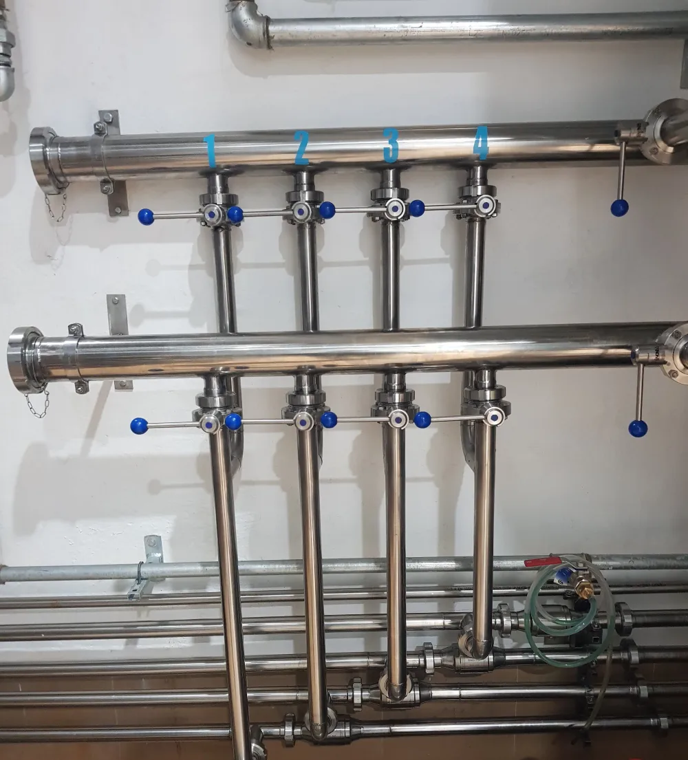 Instalación de tuberías de acero inoxidable alimentario ISOTANK — líneas de proceso con soldadura TIG purgada para industria olivarera y vinícola