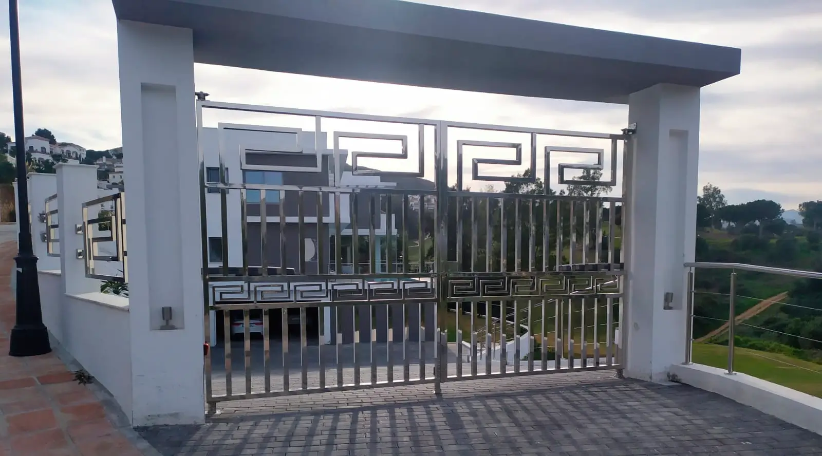 Puerta de acero inoxidable a medida fabricada por ISOTANK Inoxidables en Lucena, Córdoba