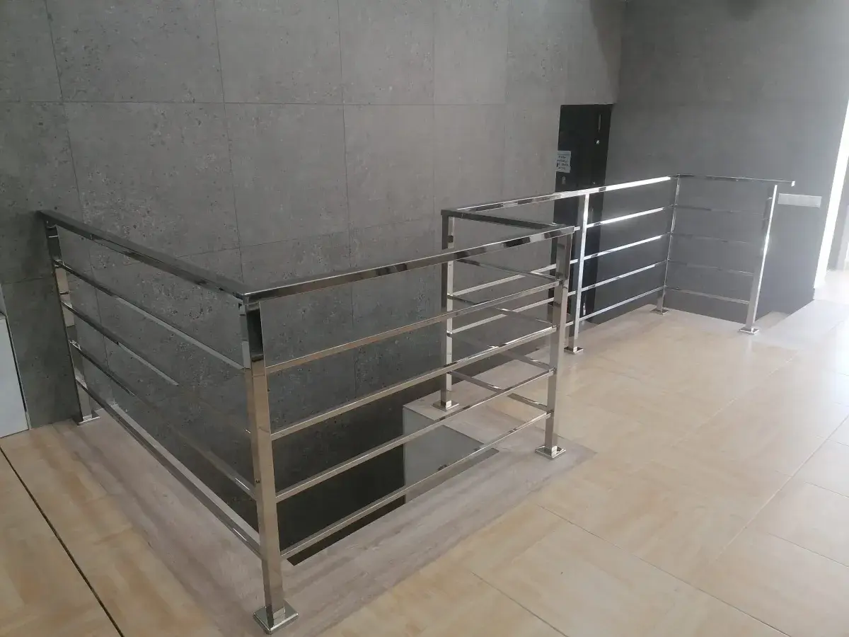 Baranda y pasamanos de acero inoxidable a medida fabricada por ISOTANK Inoxidables en Lucena, Córdoba