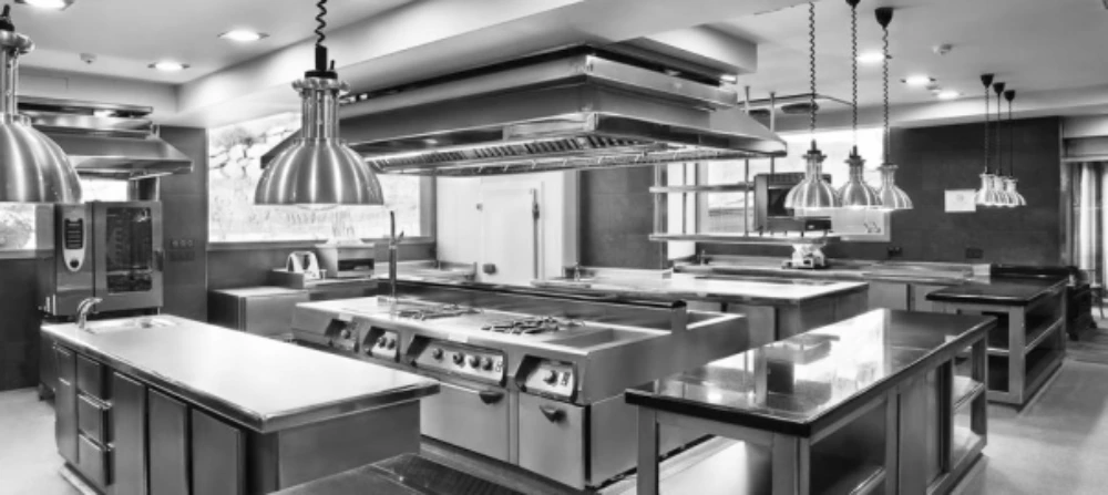 Cocina profesional en acero inoxidable ISOTANK — encimera, isla y campana extractora a medida para hostelería y restauración