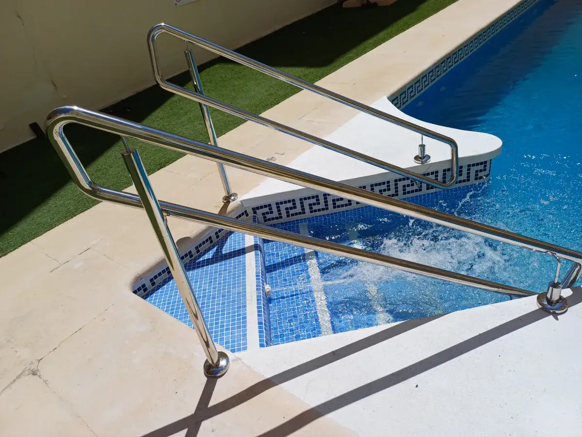 Barandilla y escalera de acero inoxidable para piscina fabricada por ISOTANK Inoxidables en Lucena, Córdoba