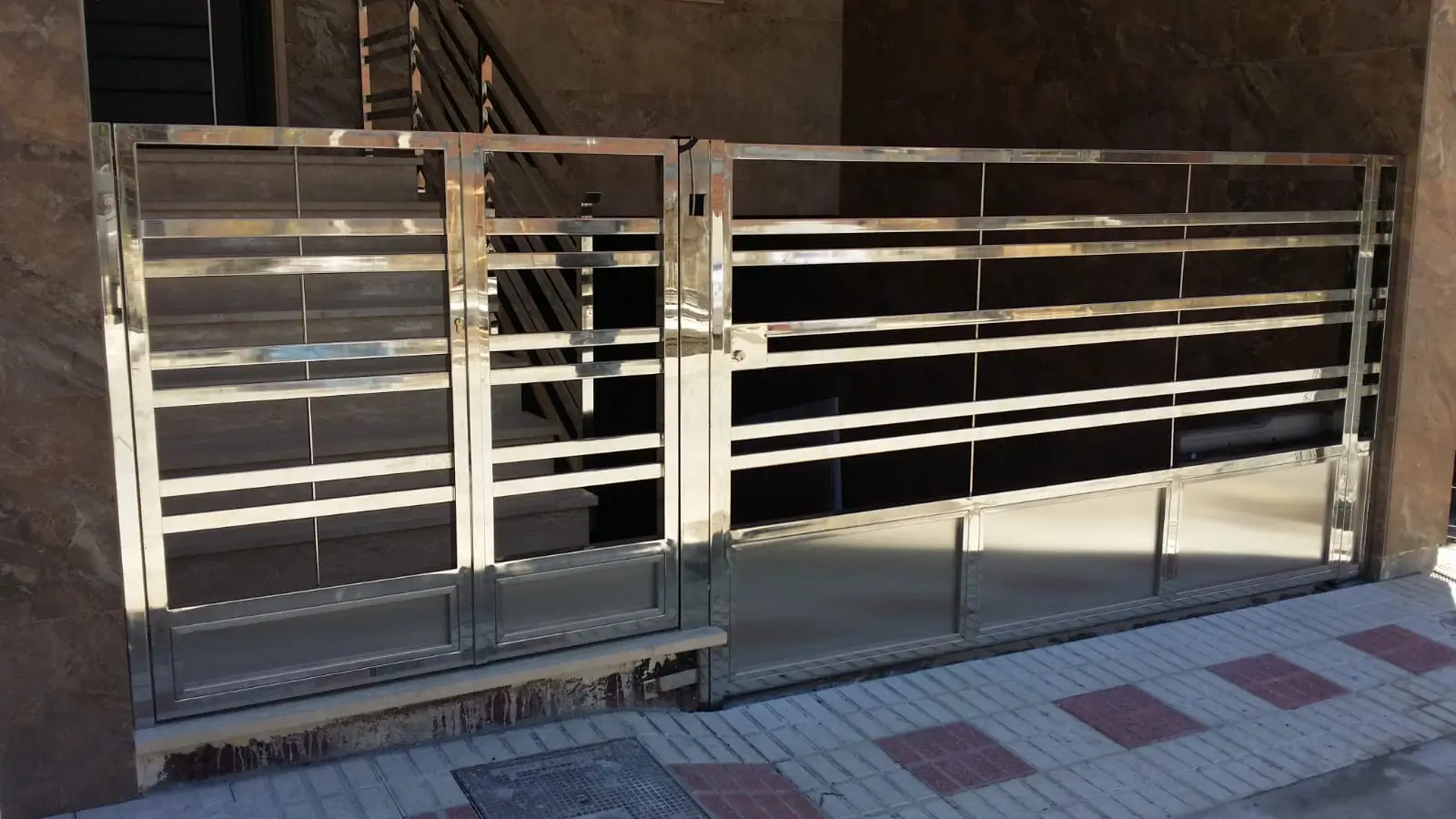 Puerta abatible de acero inoxidable a medida fabricada por ISOTANK Inoxidables