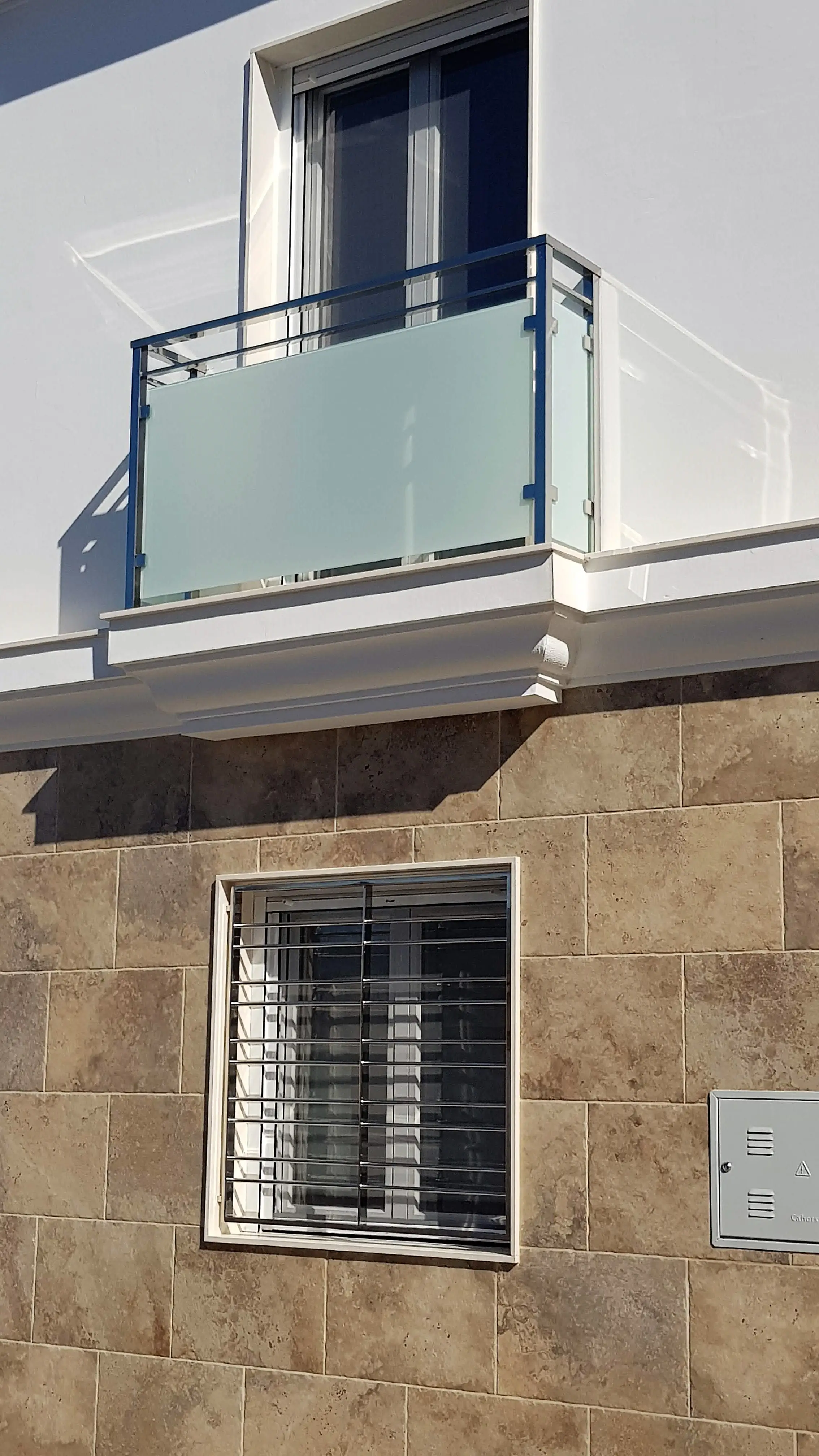 Balcón con barandilla de vidrio y acero inoxidable ISOTANK, Lucena Córdoba