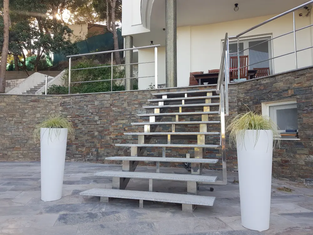 Escalera exterior de acero inoxidable con barandilla fabricada por ISOTANK Inoxidables