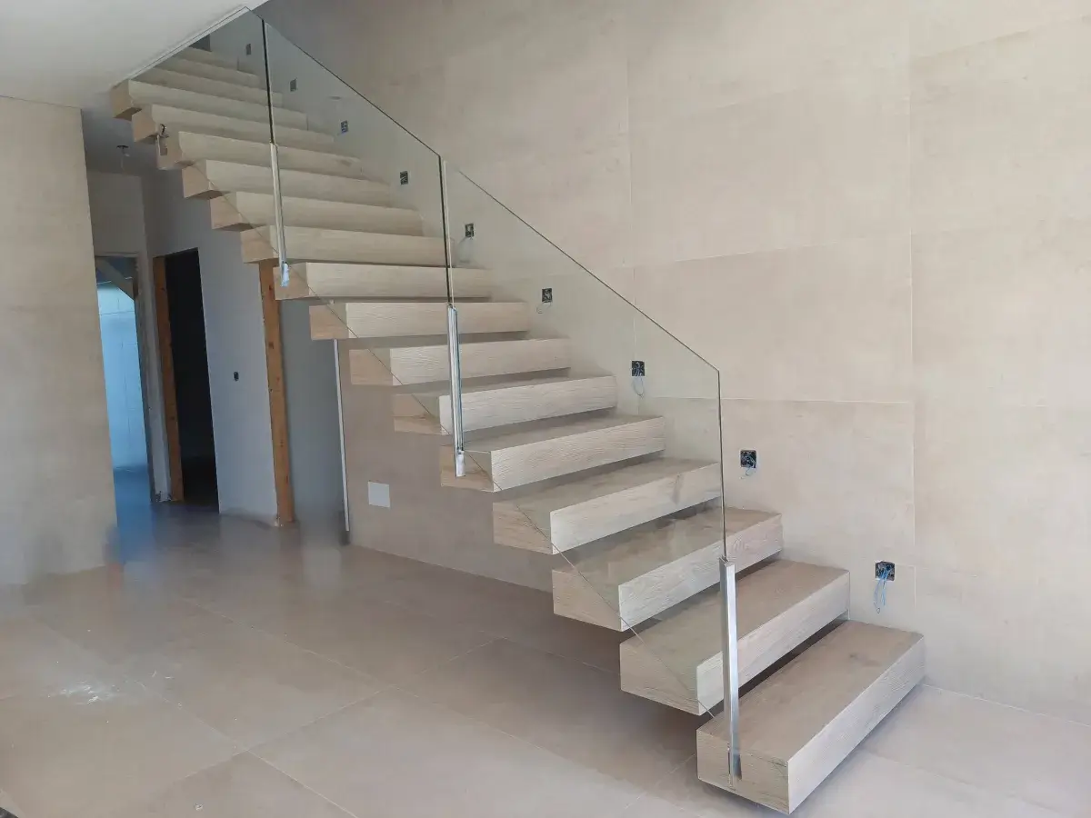Escalera interior con barandilla de vidrio y acero inoxidable ISOTANK