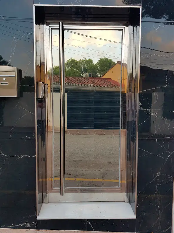 Puerta de acero inoxidable efecto espejo fabricada por ISOTANK Inoxidables, Lucena