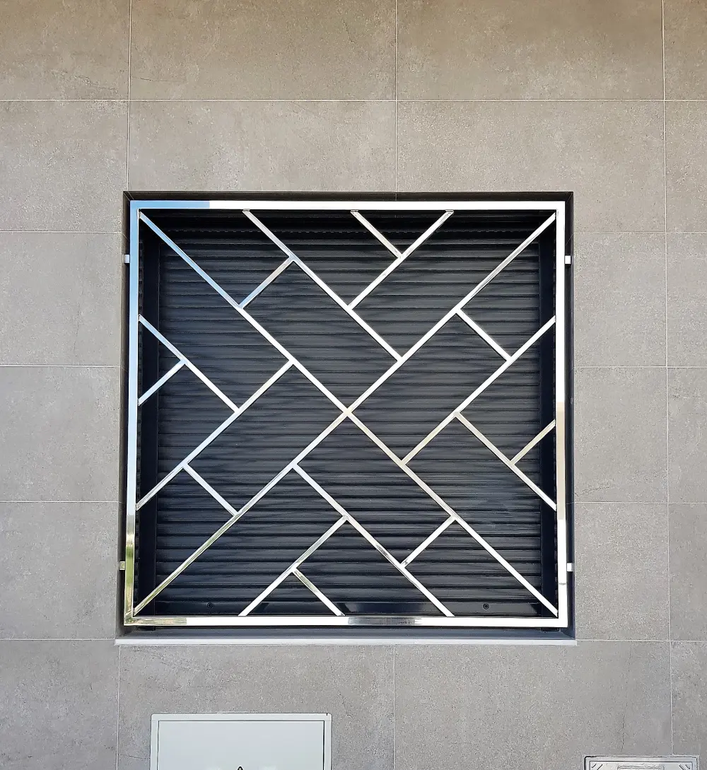 Reja decorativa de acero inoxidable a medida fabricada por ISOTANK Inoxidables en Lucena, Córdoba