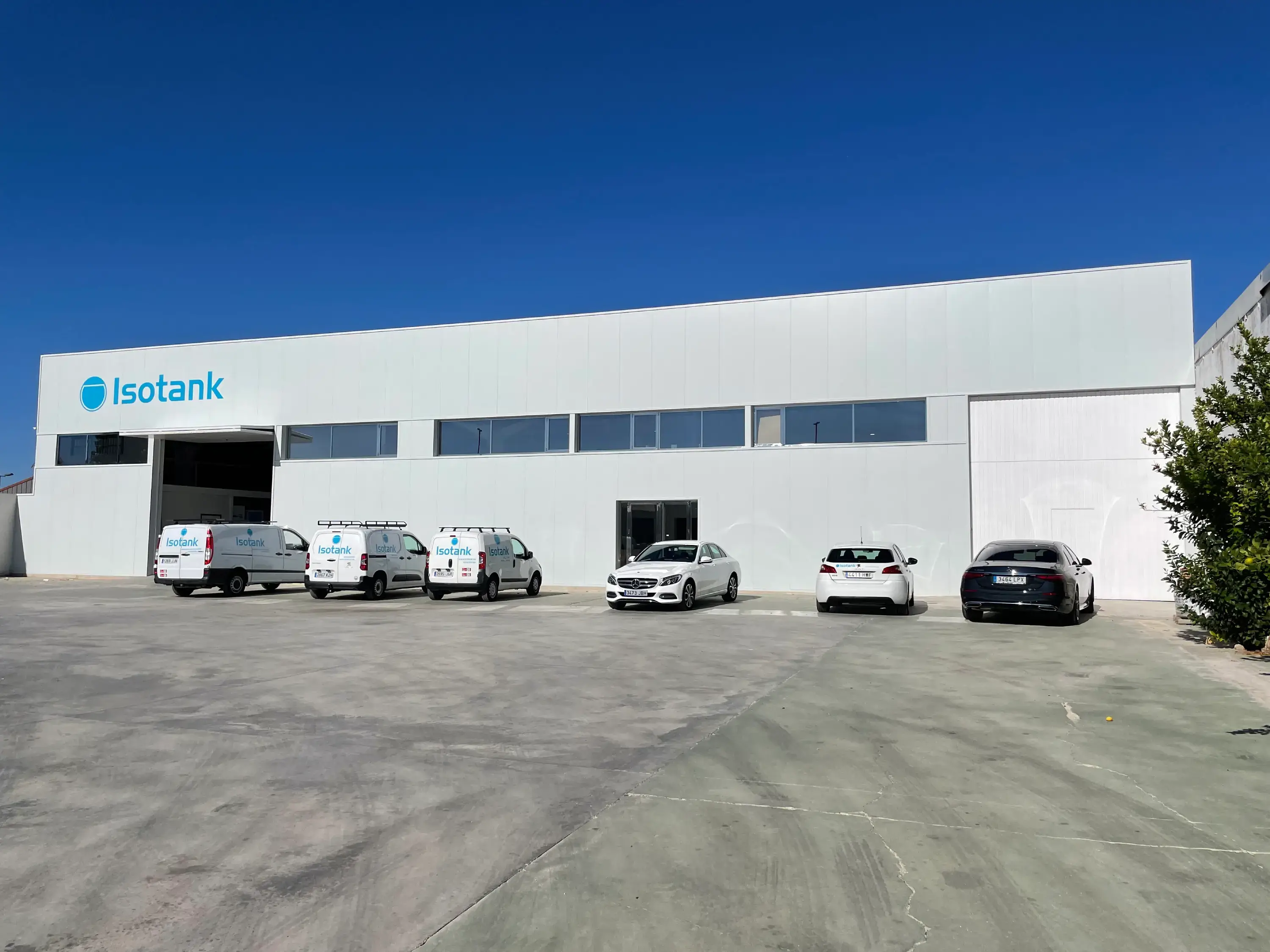 Instalaciones y flota de ISOTANK Inoxidables en Lucena, Córdoba, fabricantes de acero inoxidable